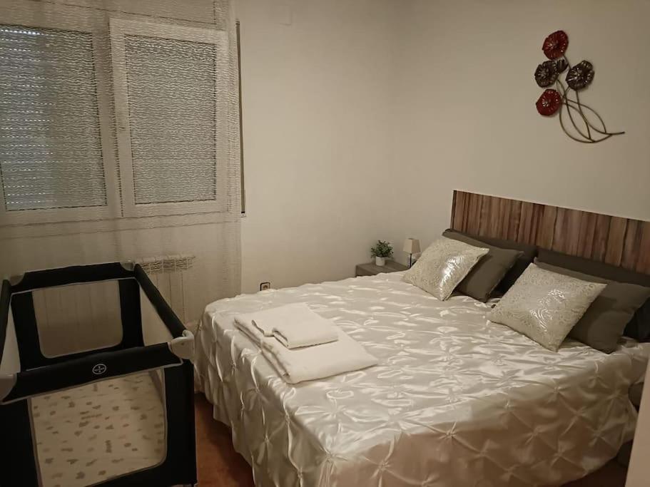 Casa Con Jardin Y Piscina Privada. Villa Santa Eulalia de Ronsaná Eksteriør bilde